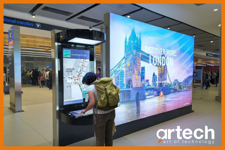 ARTECH İnteraktif Yolcu Bilgilendirme Kioskları Dünyanın En Büyük Havalimanında Günde 17.000 Yolcuya Kesintisiz Hizmet Vermekte.